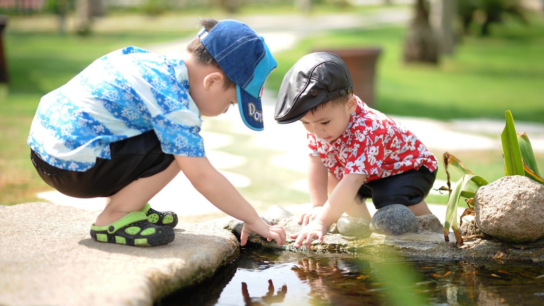 池で遊ぶ子供たち