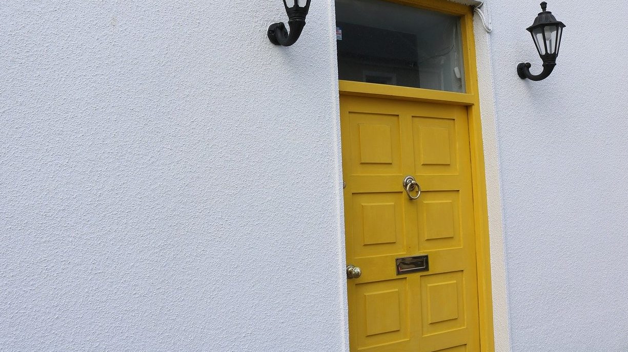 黄色いドアの玄関