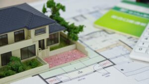 家の模型と設計図