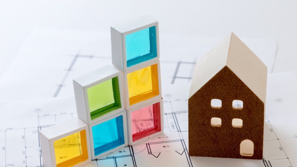 家の模型とブロック