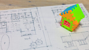家の設計図とおもちゃの模型