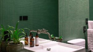 緑色のタイルで統一されたスタイリッシュな洗面台